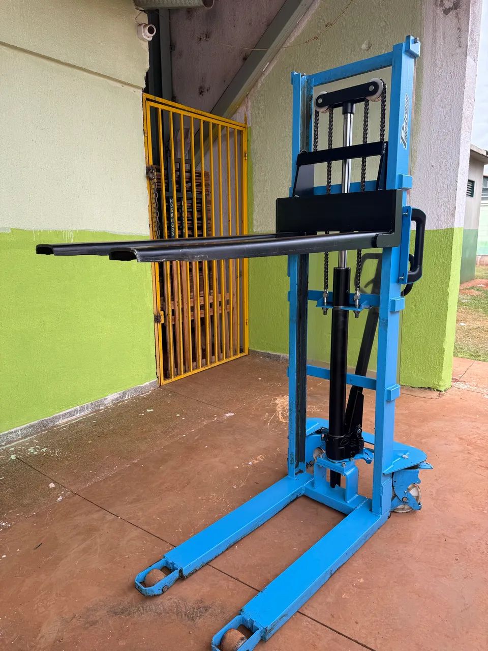 Empilhadeira manual 
