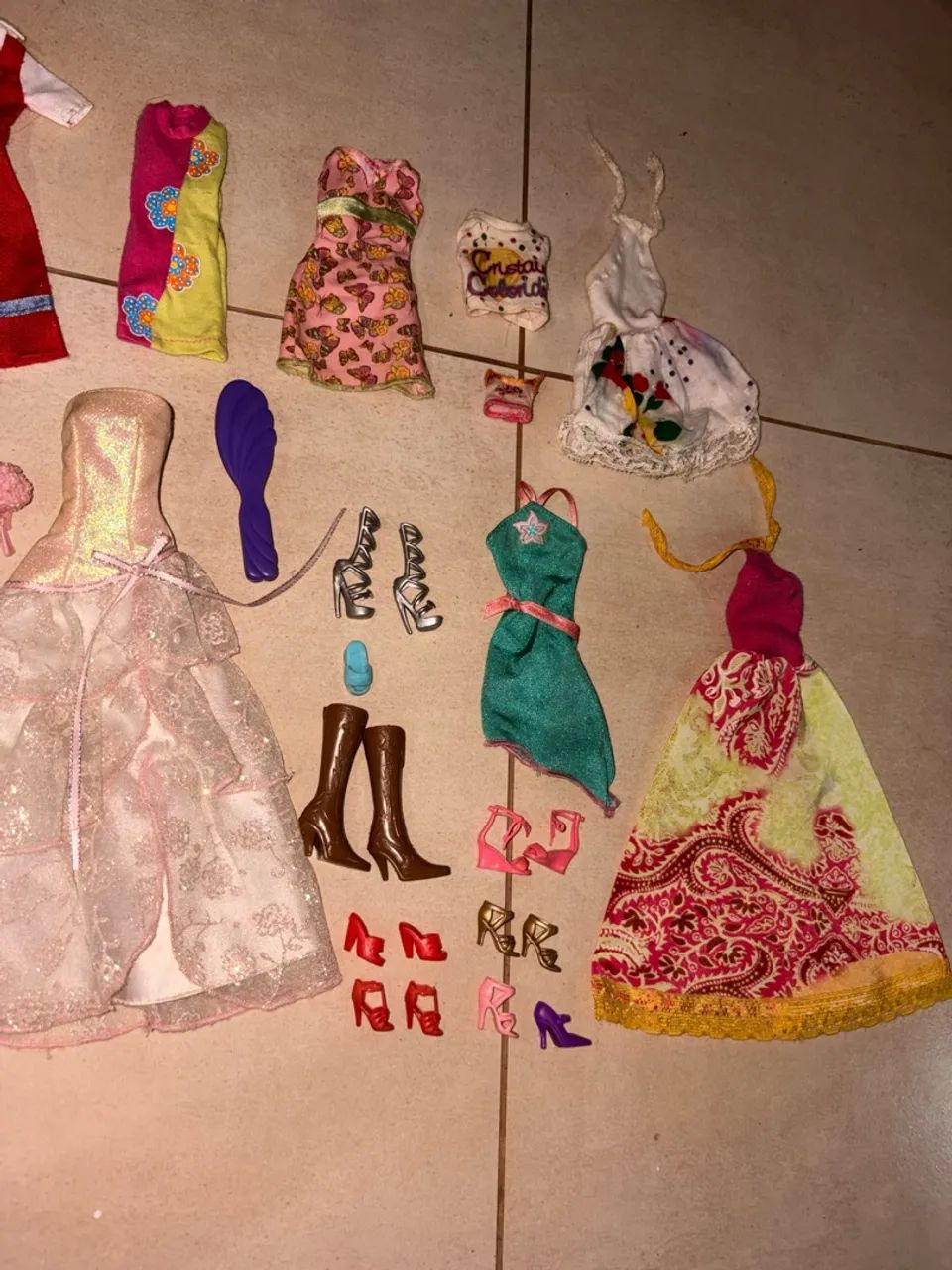 Lote de roupas, sapatos e acessórios da Barbie vintage - Foto 3