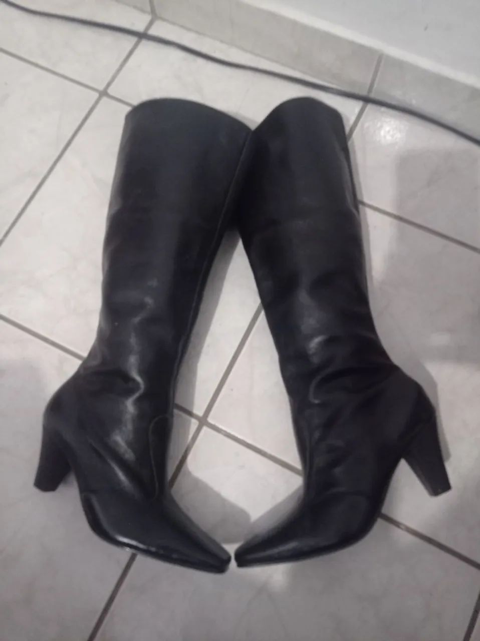 Bota preta de couro nova cano longo número 33 - Foto 3