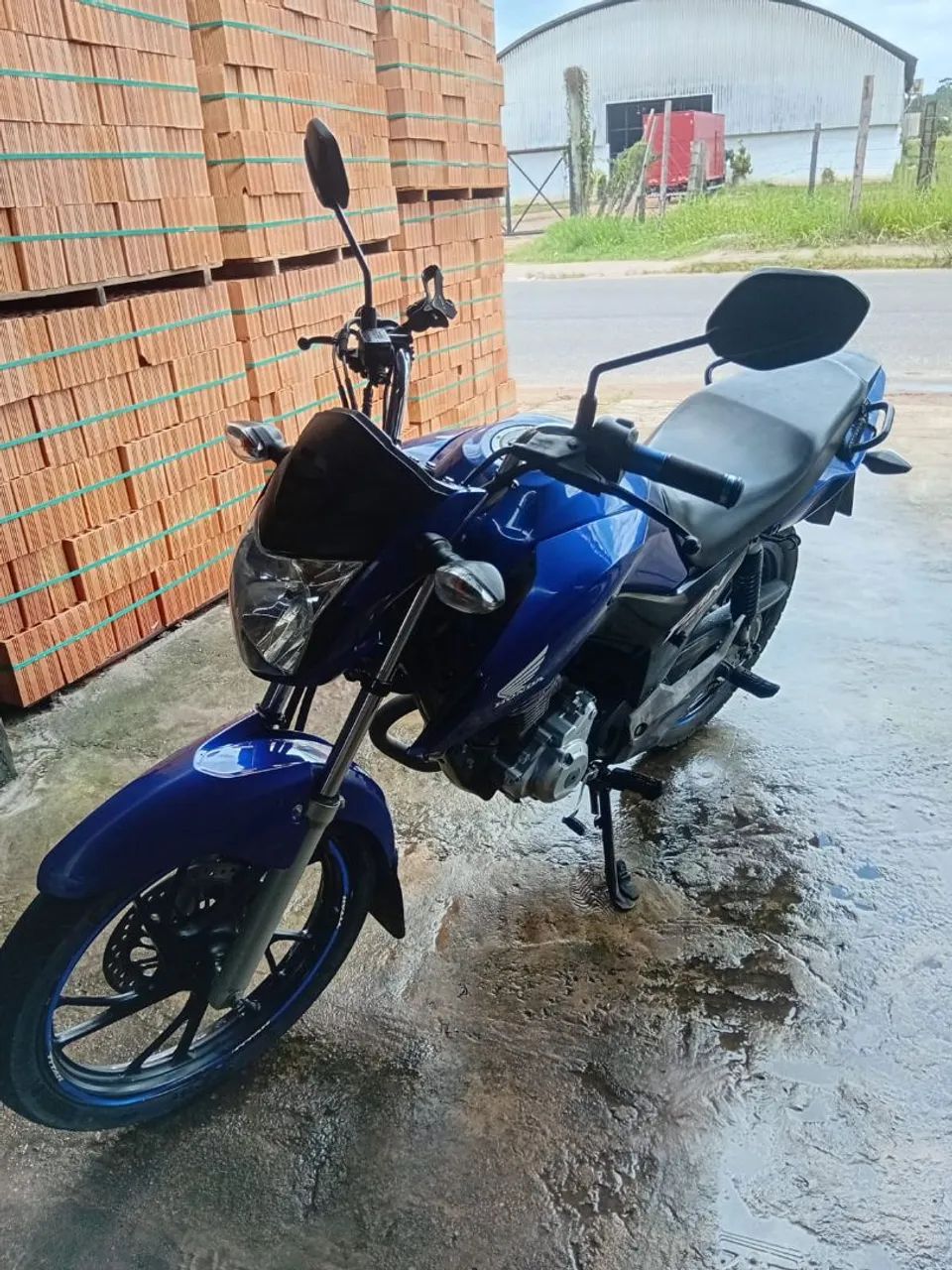 Vende-se uma moto 