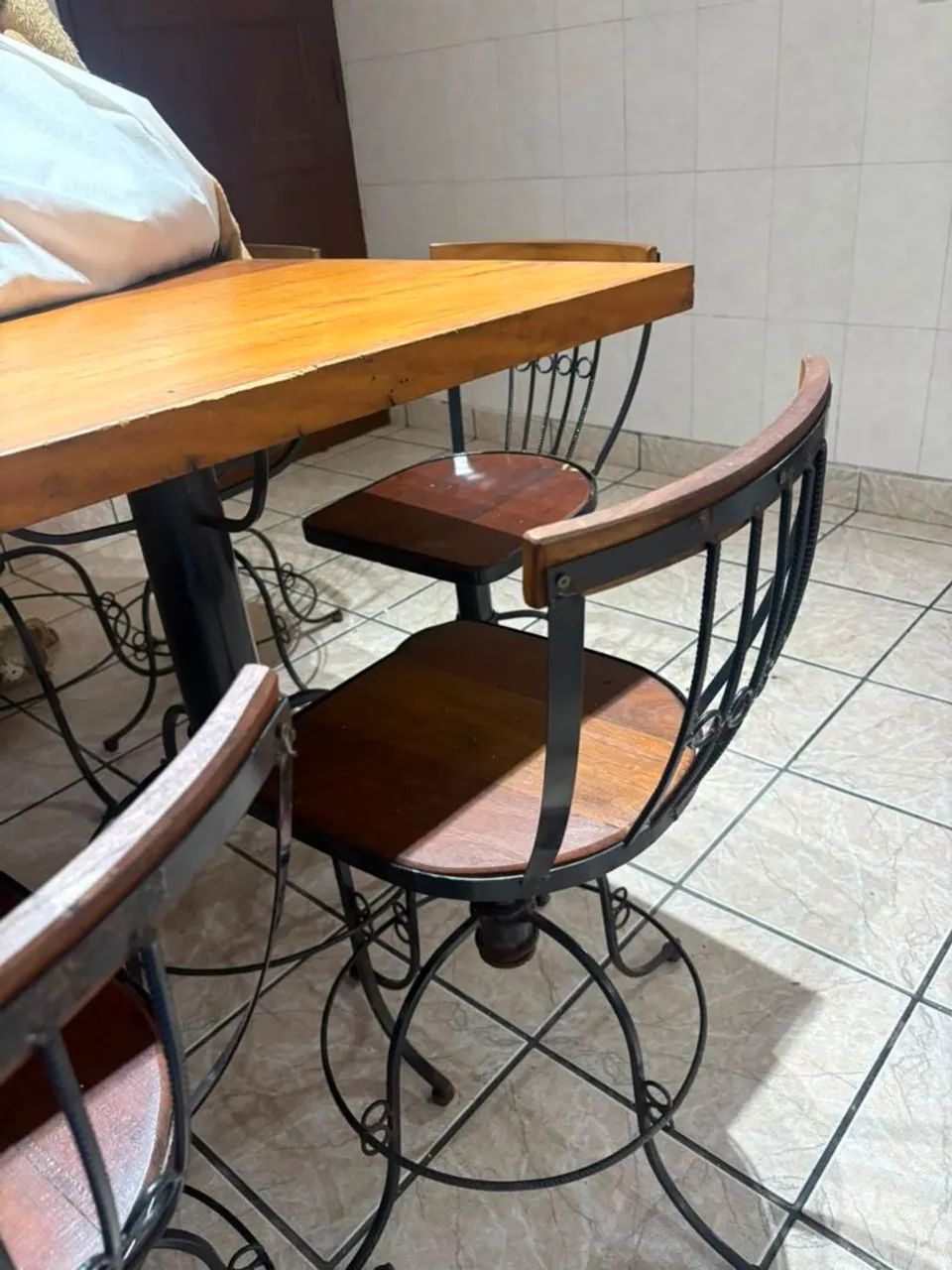 Conjunto mesa e cadeiras - Foto 4