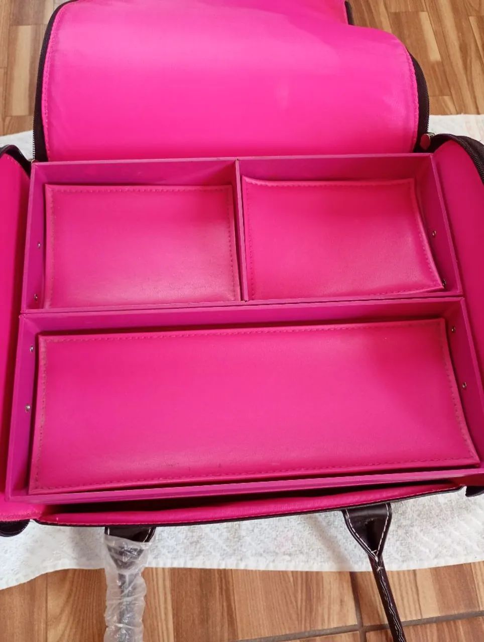 Vende - se 1 maleta da marcar Avon  - Foto 4