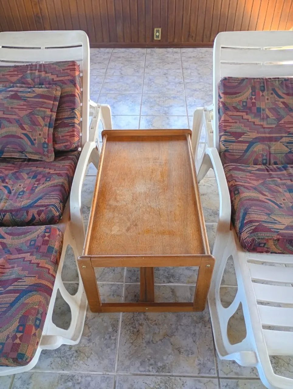 Vendo mesa de apoio em madeira maciça