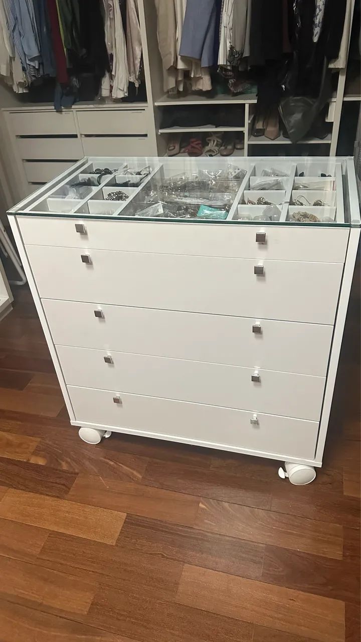 Cômoda com 4 gavetas