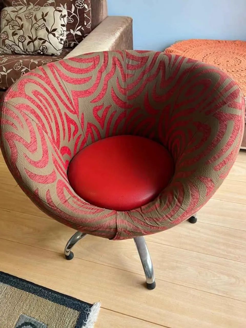Poltrona Giratória Concha / Cadeira Estofada Vermelha com Base Cromada