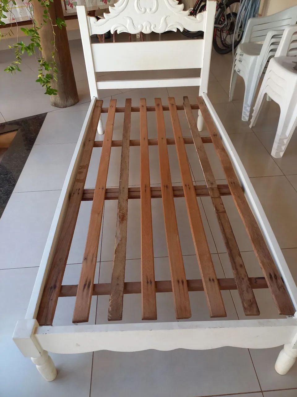 Cama solteiro em madeira maciça entalhada - Foto 4