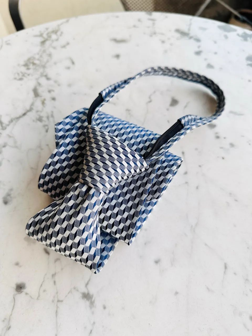 Gravata de zíper azul e branco