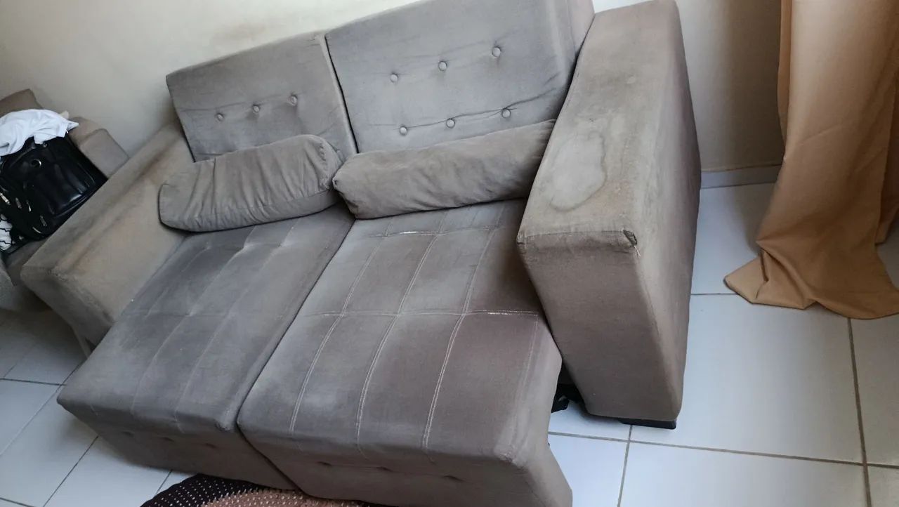 Sofá retrátil e cadeiras de apoio 