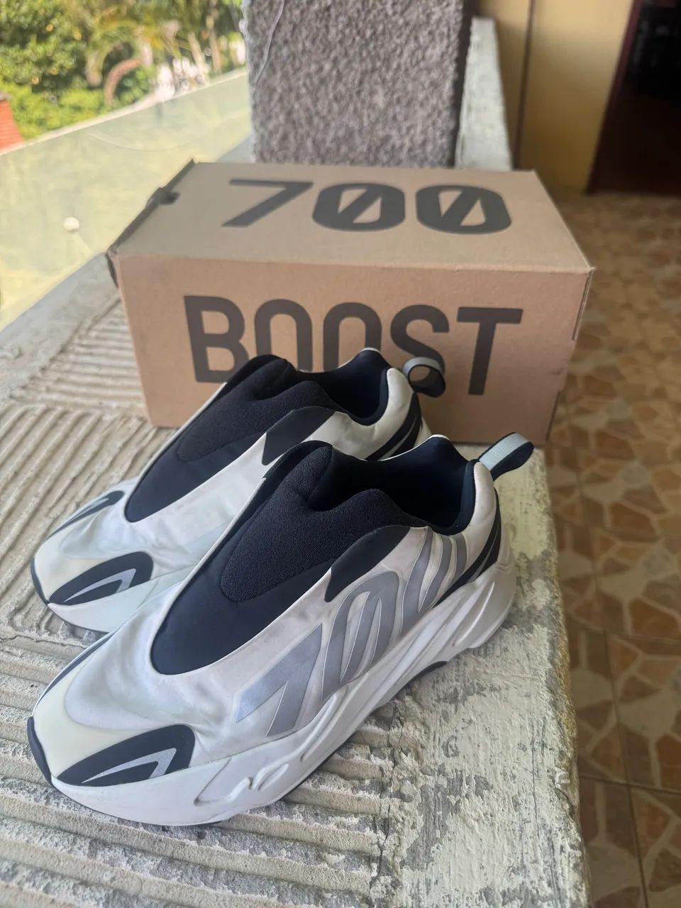 Yeezy Boost 700 MNVN Laceless Analog - 35 