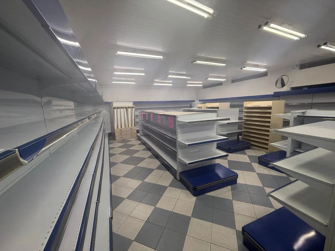 prateleira gôndolas loja