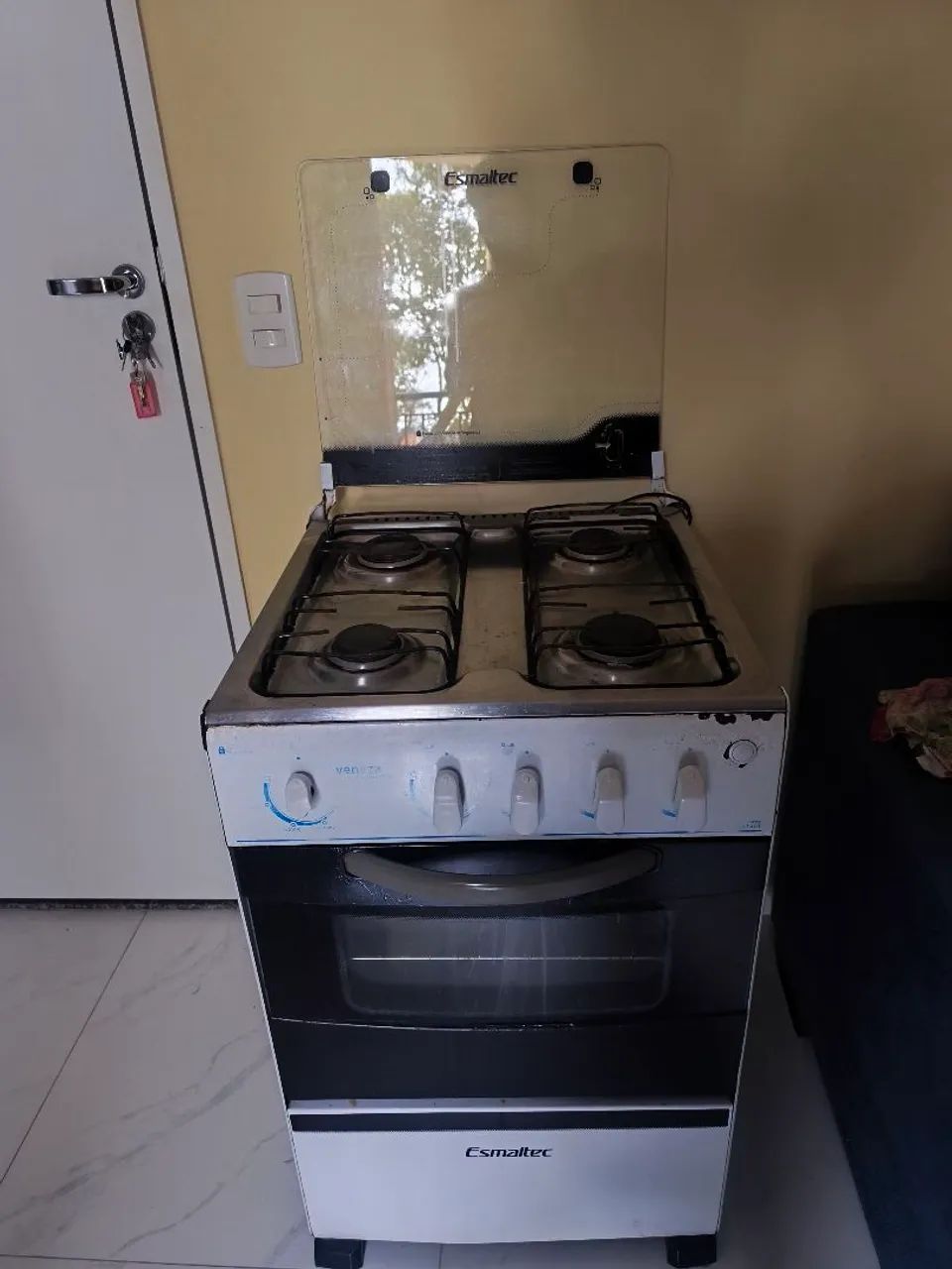 Fogão, colchão e porta