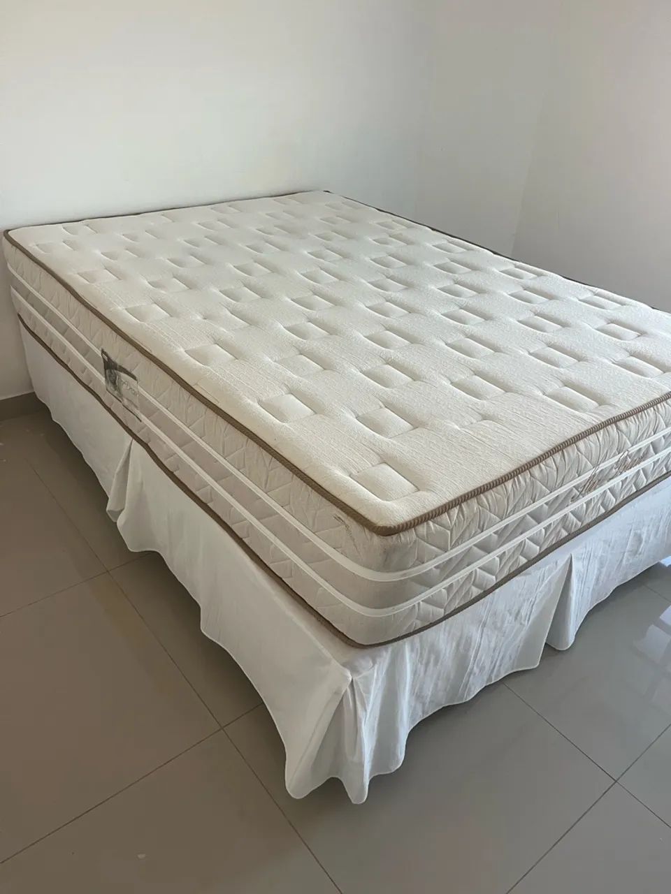 Cama de casal semi nova