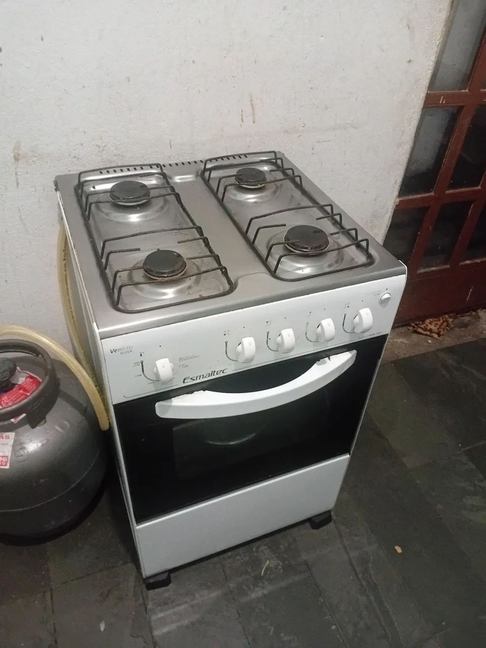 VENDO GELADEIRA E FOGÃO 700 REAIS OS DOIS 