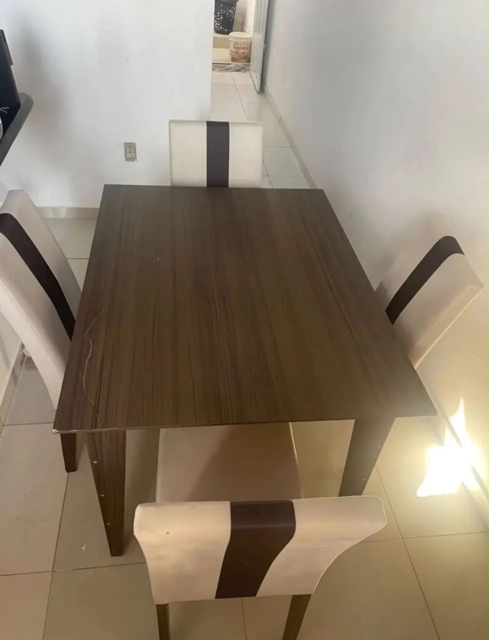 MESA COM 4 CADEIRAS ESTOFADAS 