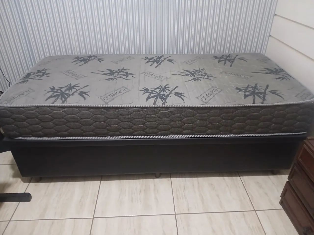 Vendo cama box de solteiro com baú nova em perfeito estado