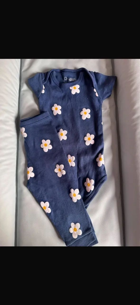 Roupas e acessórios de bebê menina
