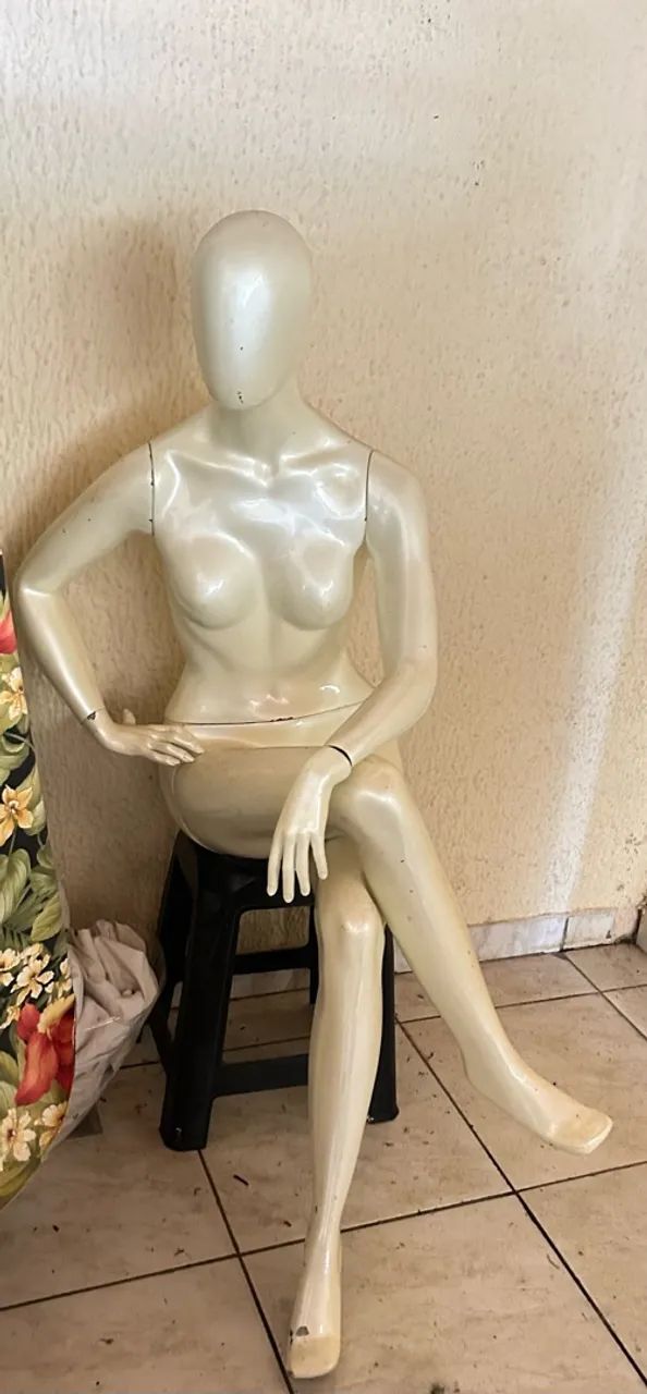 Manequim de fibra modelo sentado 