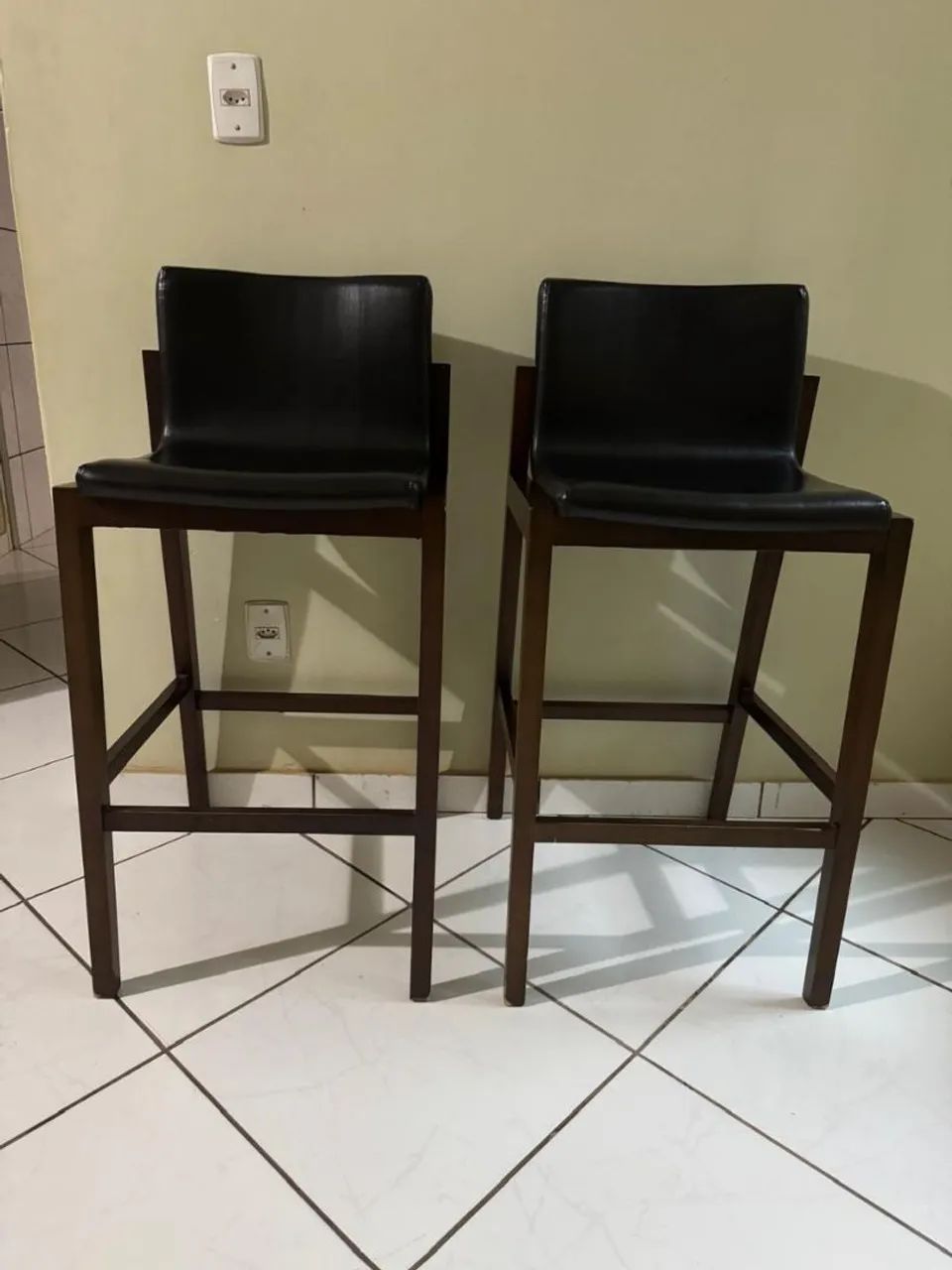 Banqueta de madeira e couro