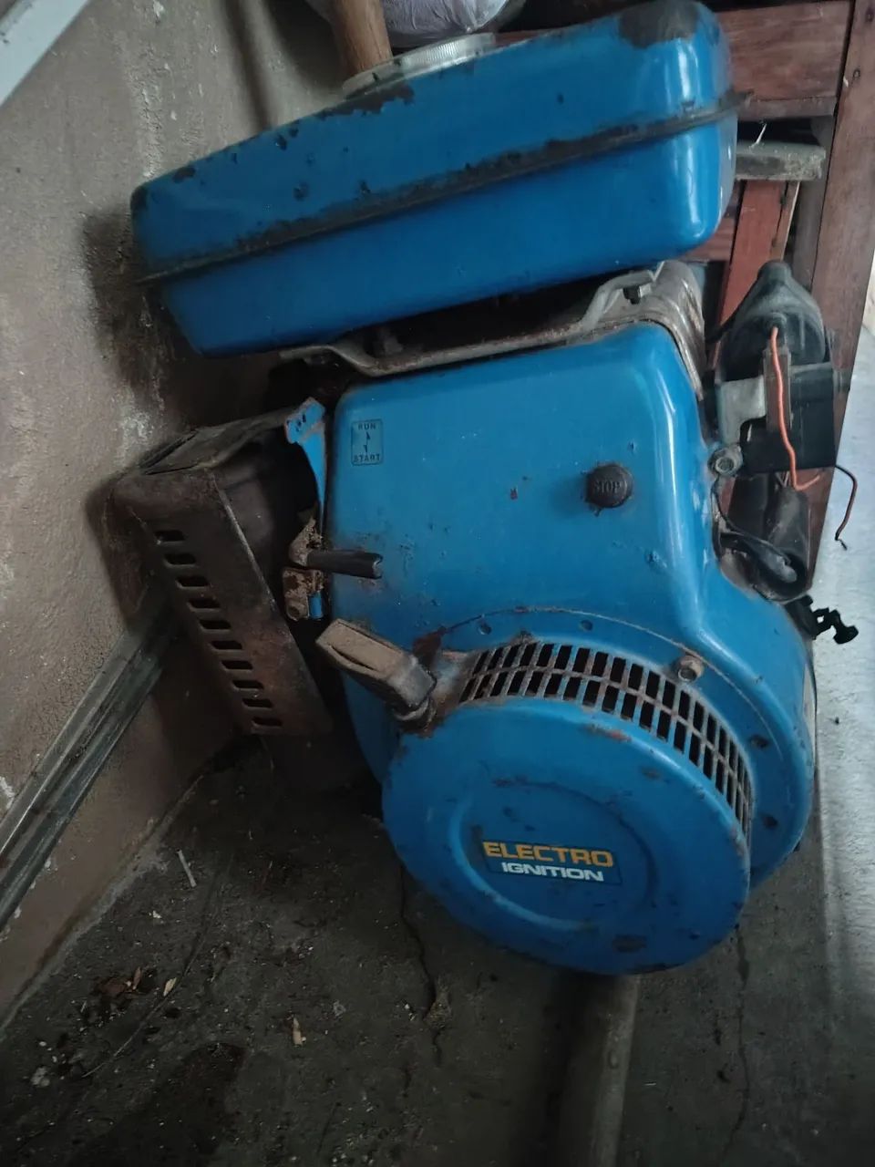 Vendo motor rabeta 10hp Yamaha e canoa 6 metros de alumínio faltando reparos. - Foto 5