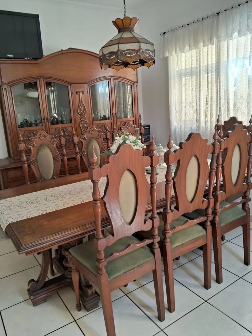 Cristaleira, Mesa com Cadeiras Móveis Colonial