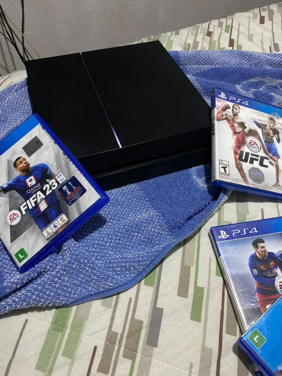 Vendo Ps4 Fat em perfeito estado, nunca foi ao conserto, funcionando perfeitamente.