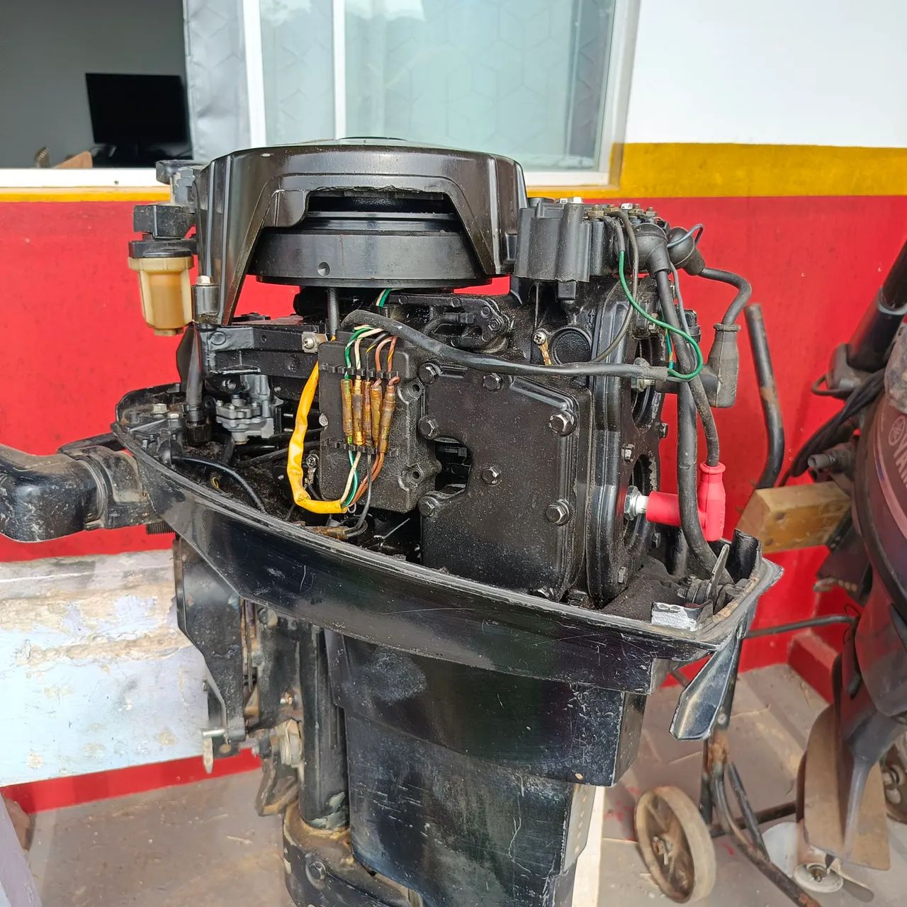 Vendo motor Mercury de 25hp com barco navegável  - Foto 5