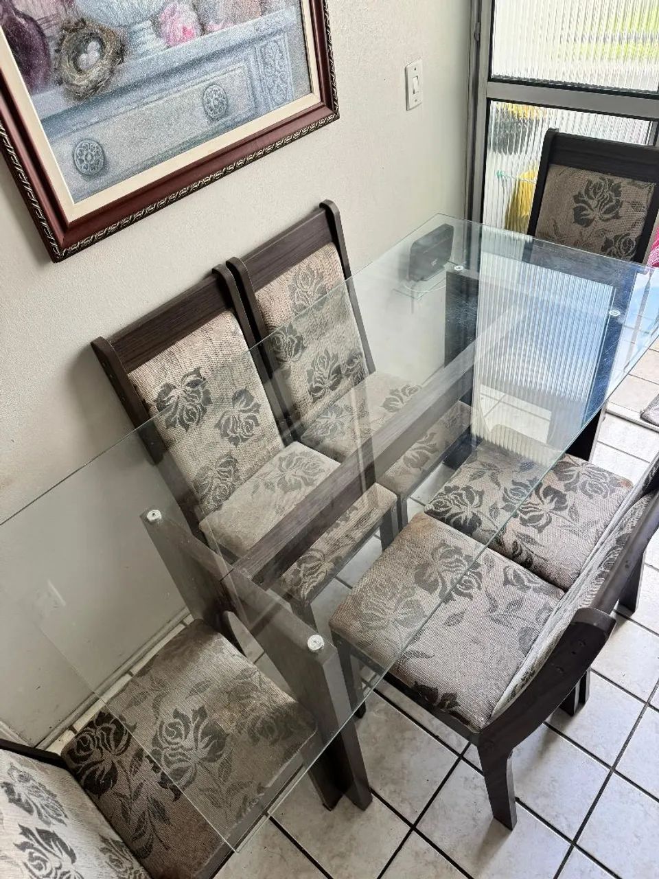 Mesa com tampo de vidro temperado com 6 cadeiras - Foto 4