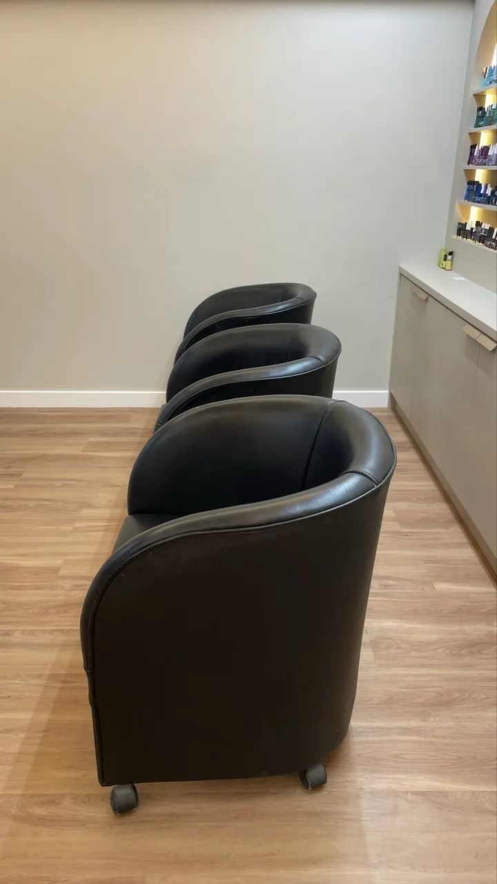 Poltronas meia lua courino preto  - Foto 4