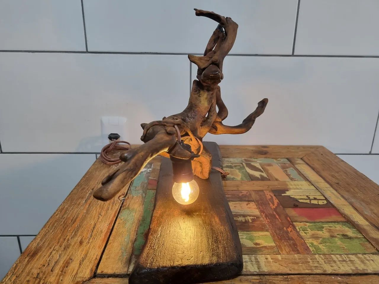 Luminária escultura em madeira  - Foto 2