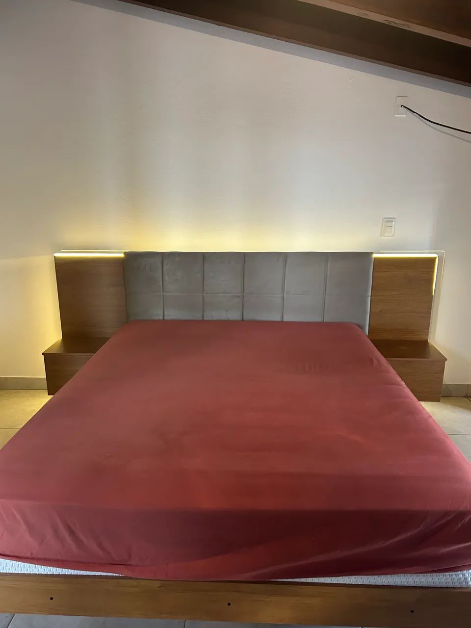 Cama Queen com Cabeceira com LED e gavetas