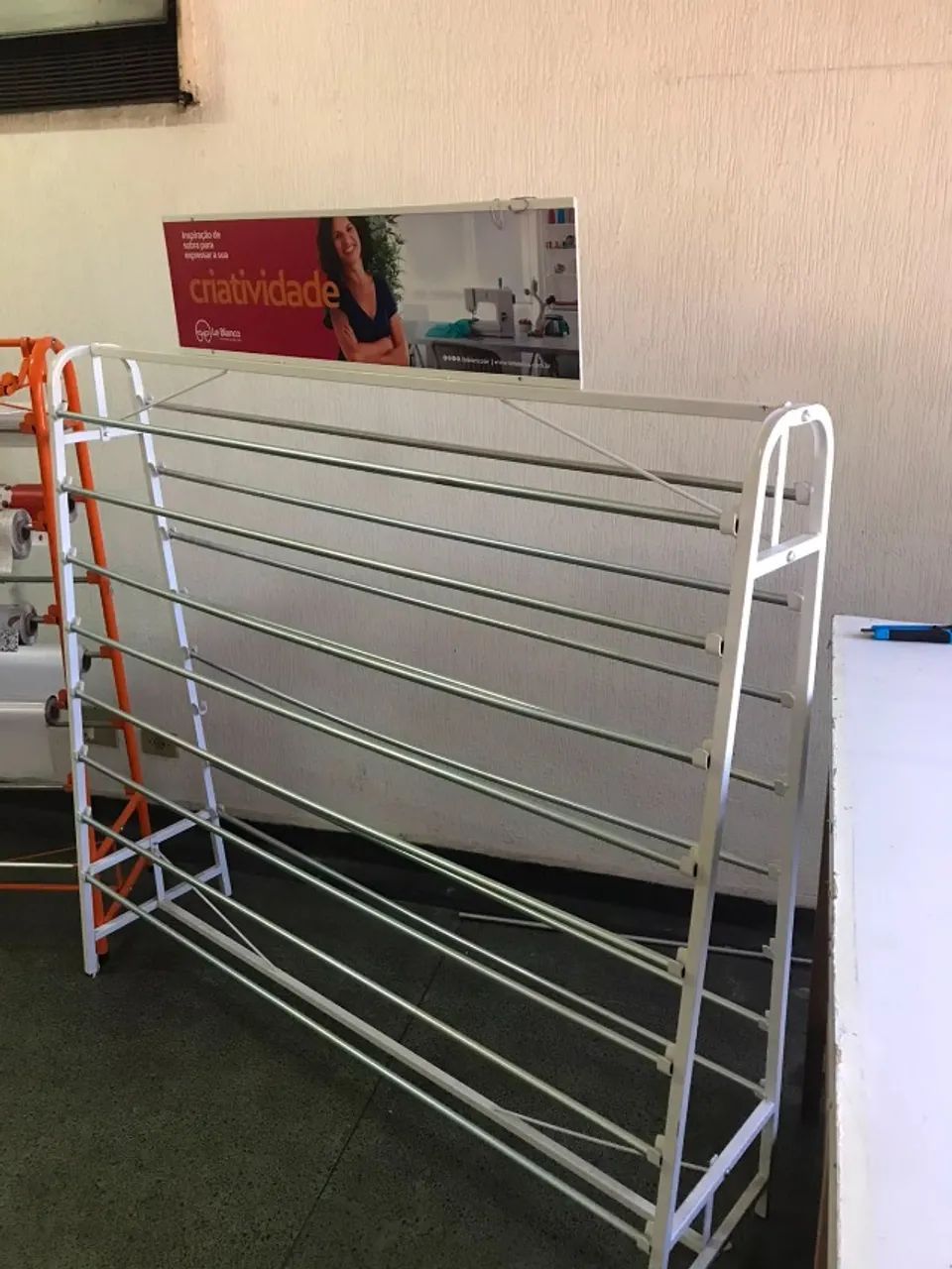 [VENDO] Expositor de Rolos Toalhas e TNT com Guia corte - Foto 3