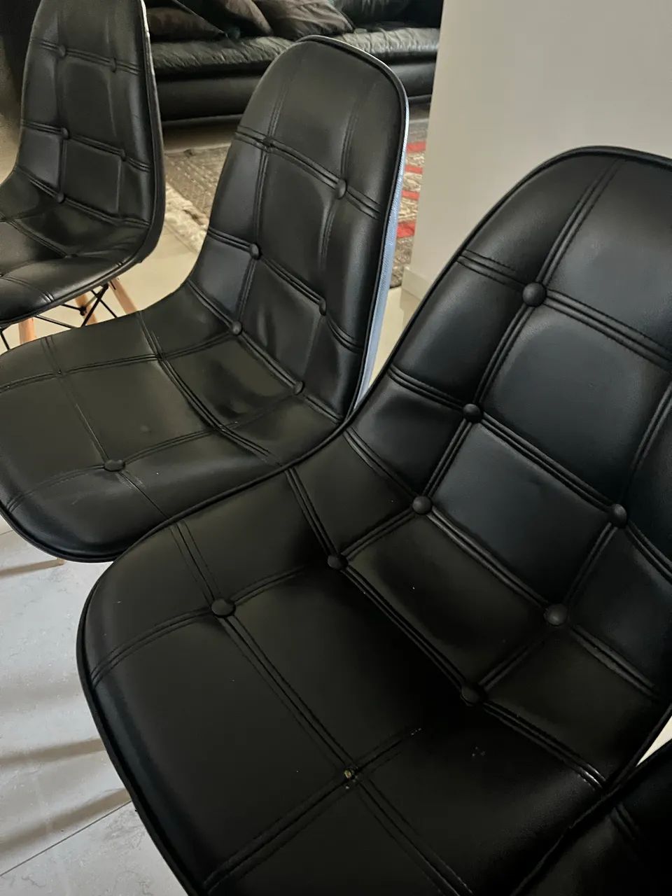 Kit com 4 Cadeiras Estofadas Pretas com Pés de Madeira - Estilo Eames - Foto 3