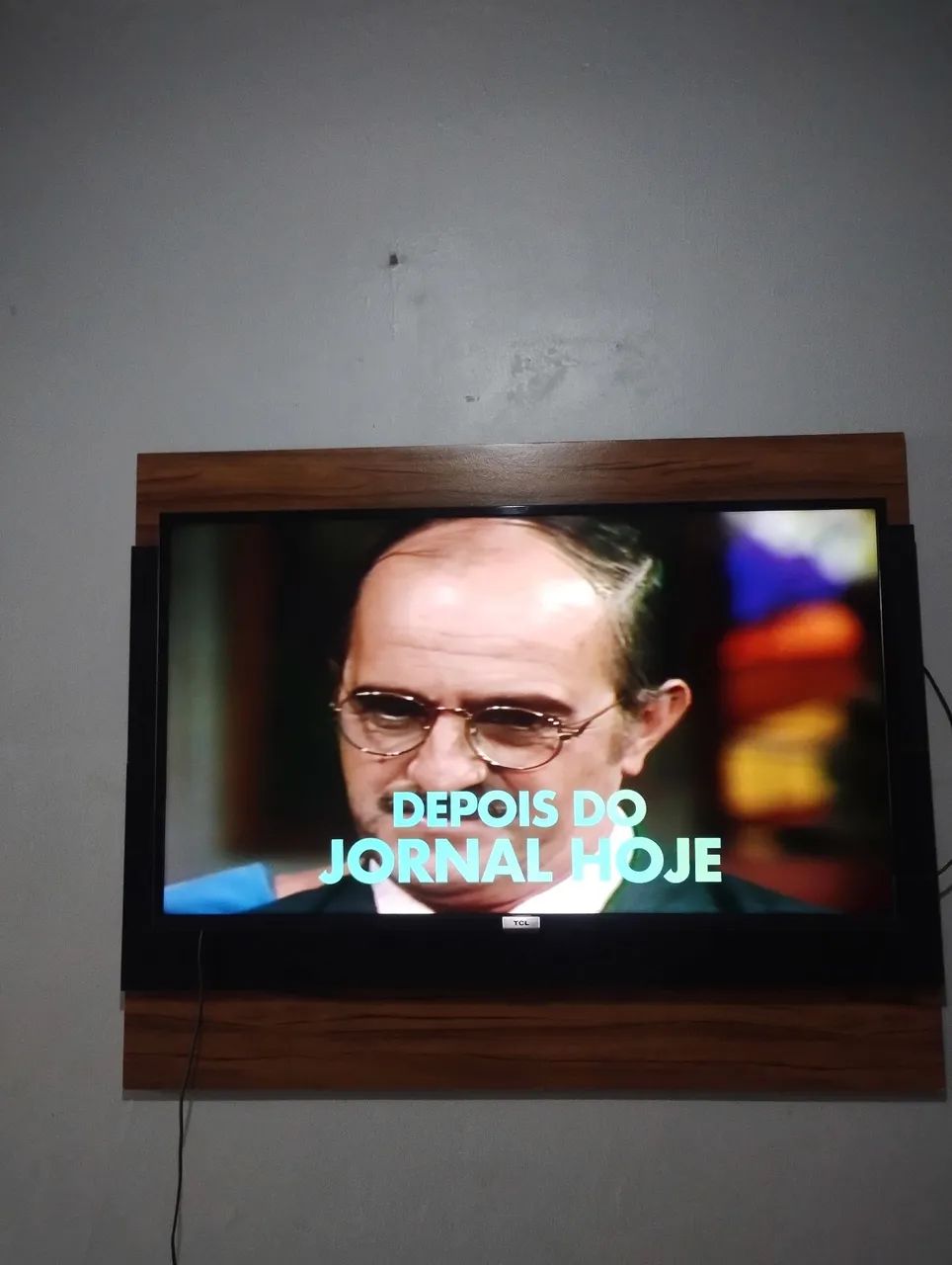 Tv 40 polegadas e painel marrom  - Foto 2