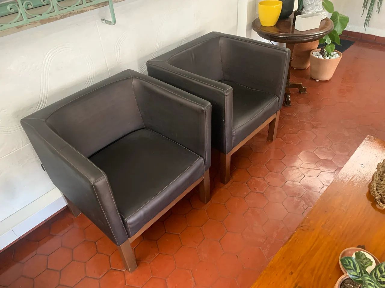 2 poltronas couro sintético e madeira 65576095806593122