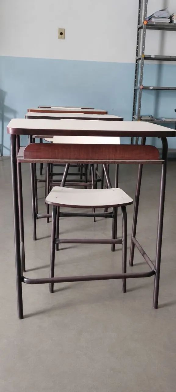 Conjunto de mesa e cadeira escolar