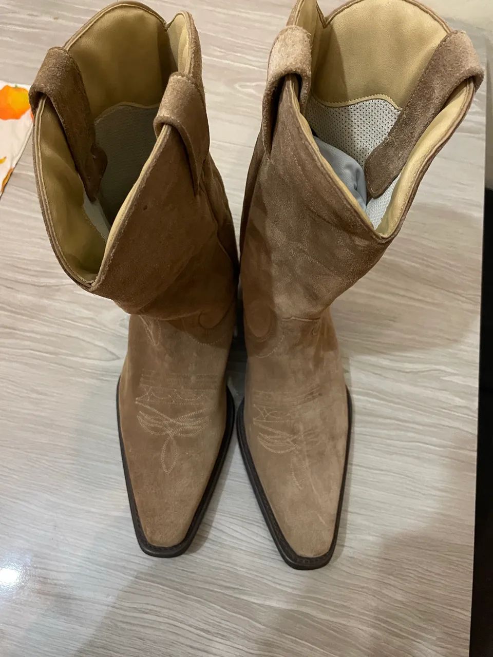 Bota feminina de couro - cano médio - Foto 2