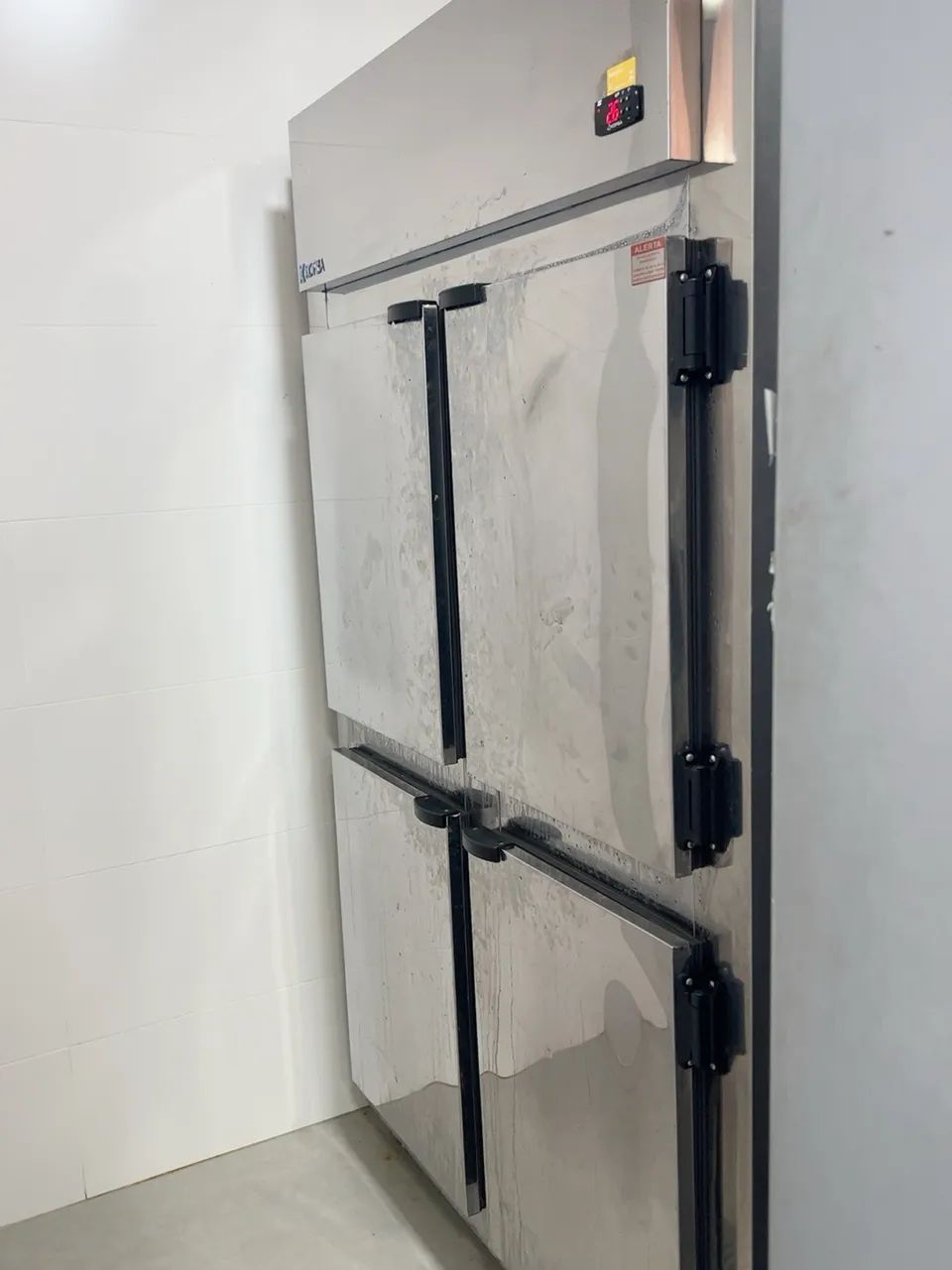 Refrigerador industrial 4 portas 