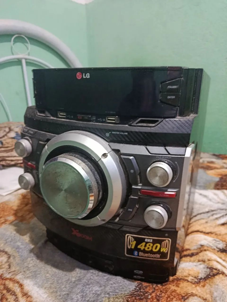Mini system LG moderno com defeito 