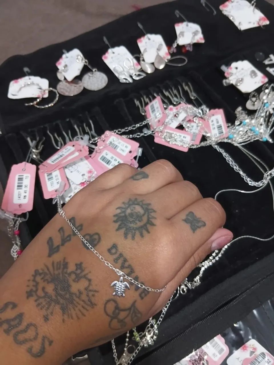 Pulseira prateada com pingente de tartaruga