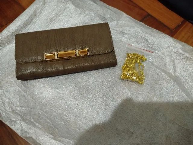 Bolsa festa. Mão e ombro. Nova