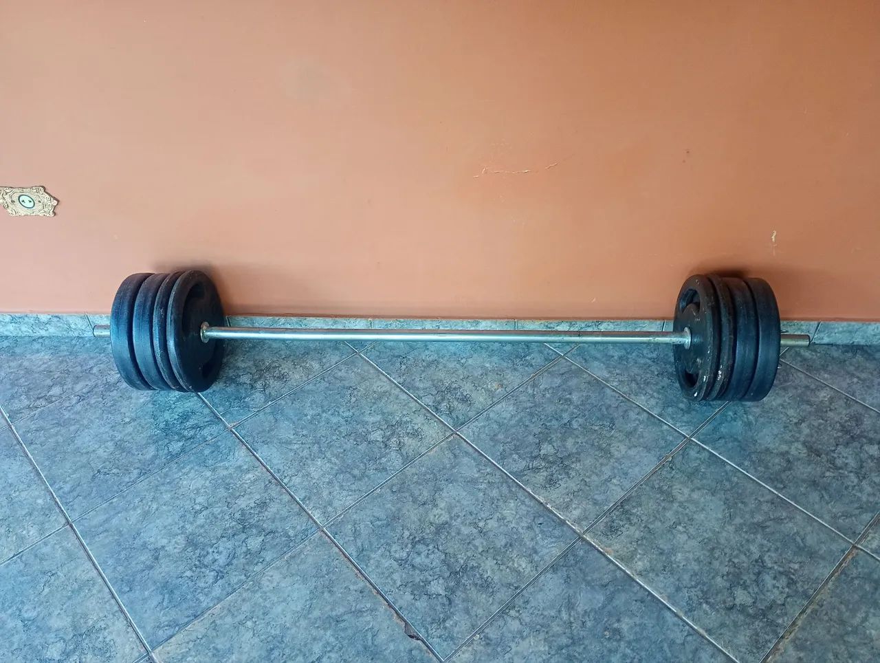 Barra e 60 kgs de anilhas  - Foto 2