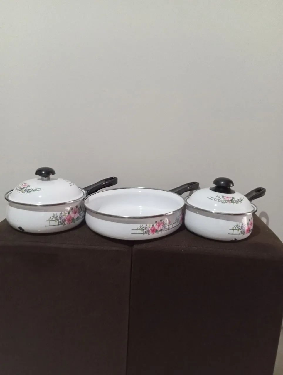 Jogo de panelas ágatas com 3 peças. 