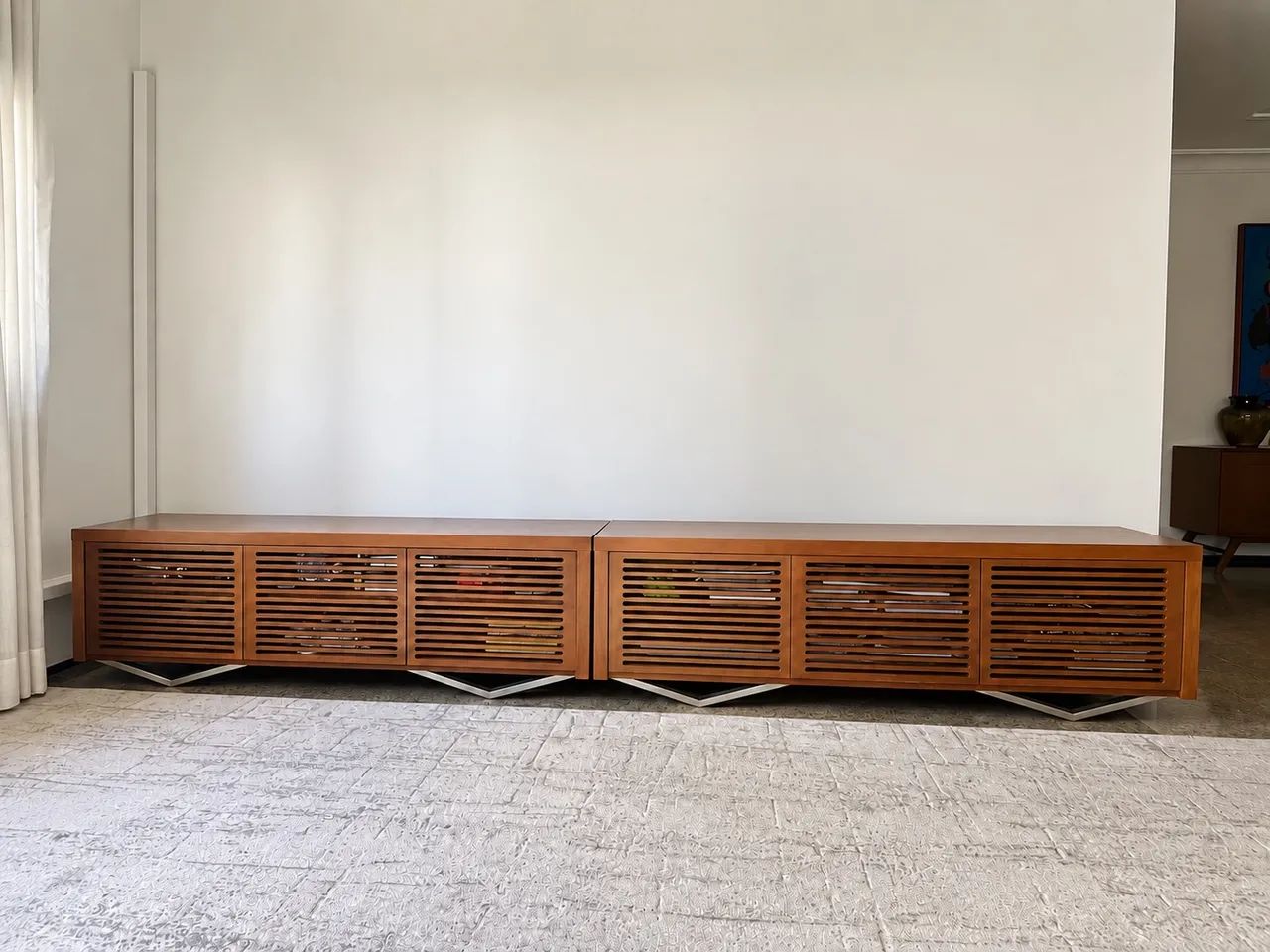 2 Rack para TV com design moderno, ideal para organizar e complementar a sala