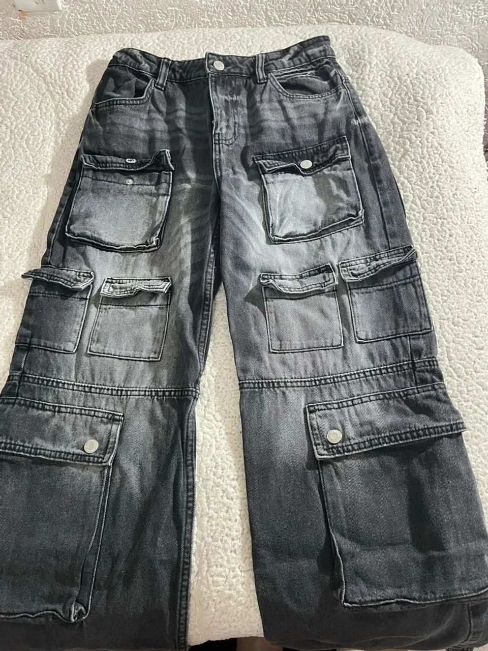 Calça cargo jeans cinza da Bershka  - Foto 2