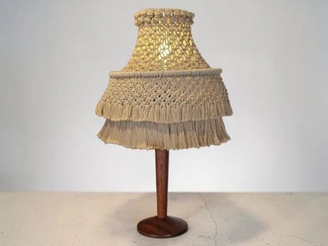 Abajur de macramê com base madeira maciça 62cm