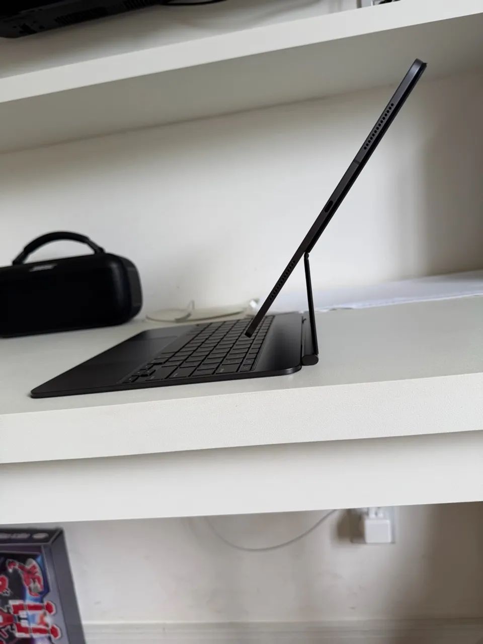 iPad Pro 13? M4 Wi-Fi + Cellular com teclado e Apple Pencil  - Foto 3