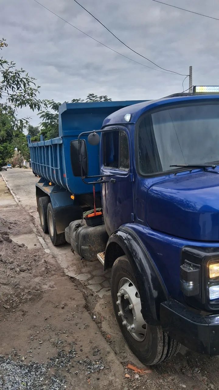 Caminhão truck caçamba 
