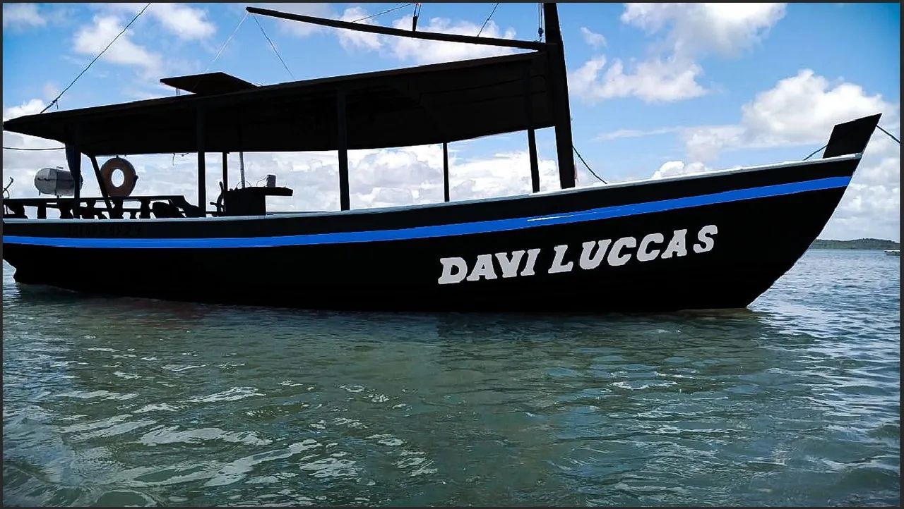 Lindo barco pesca e lazer 