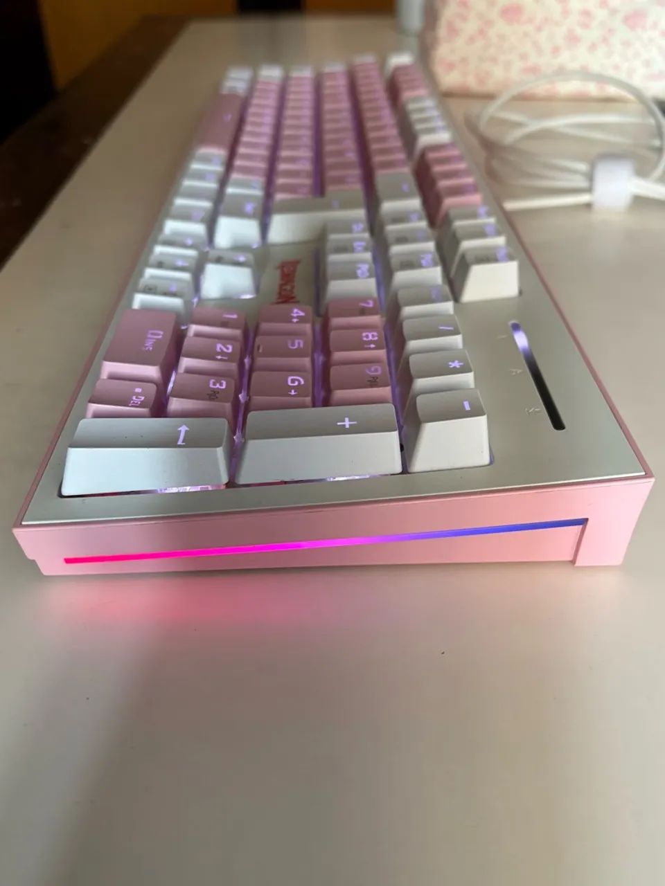Teclado Mecânico Redragon Hades Rosa e Branco - Foto 3