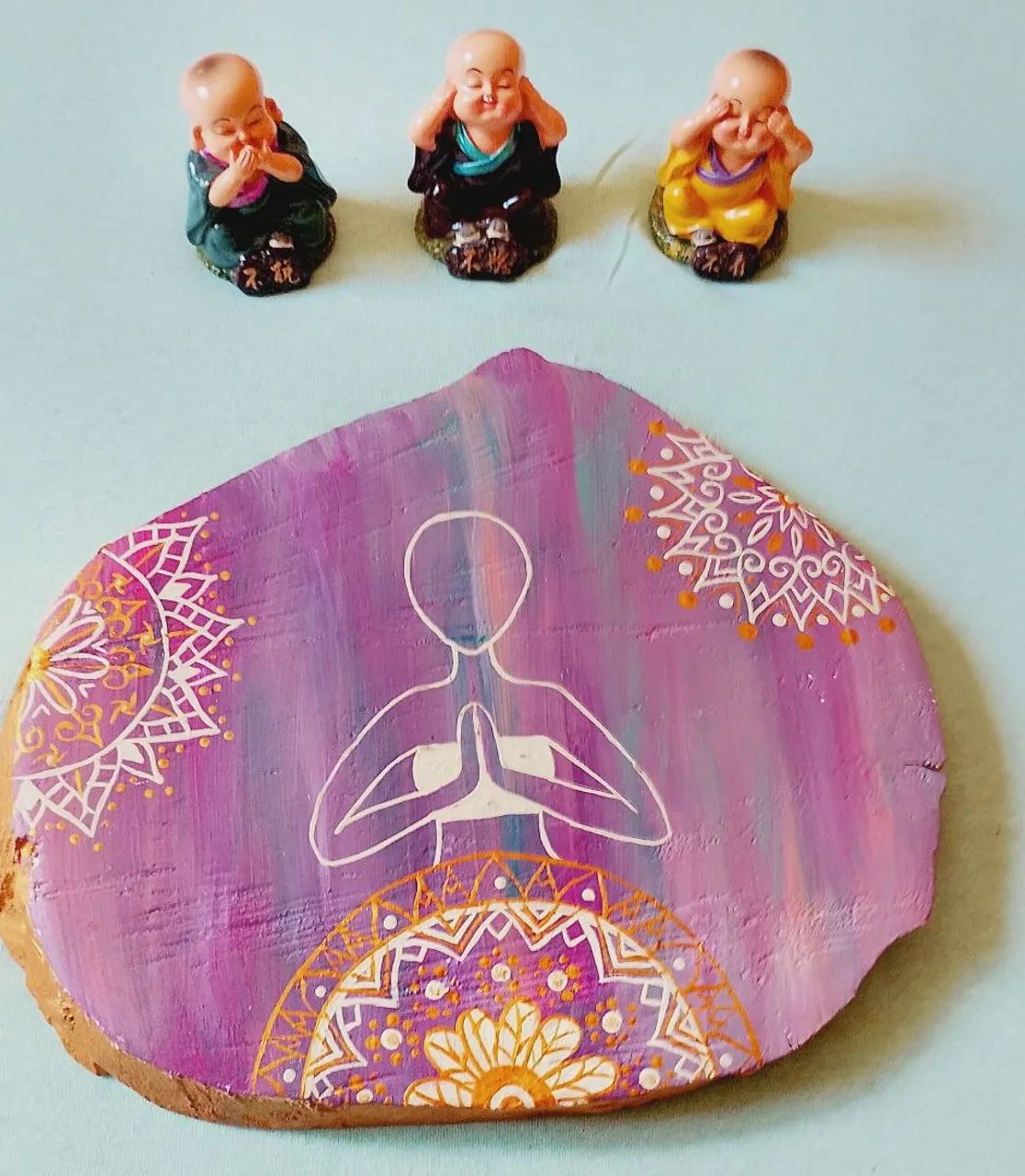 Kit com 3 mini Budas e uma Mandala em madeira